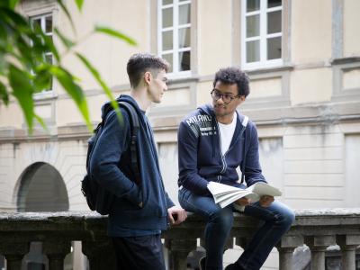 Studenti in cortile Salvecchio